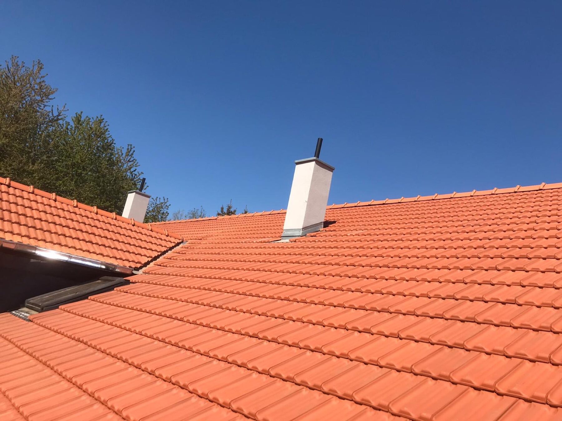 Orange Dacheindeckung gegen blauen Himmel