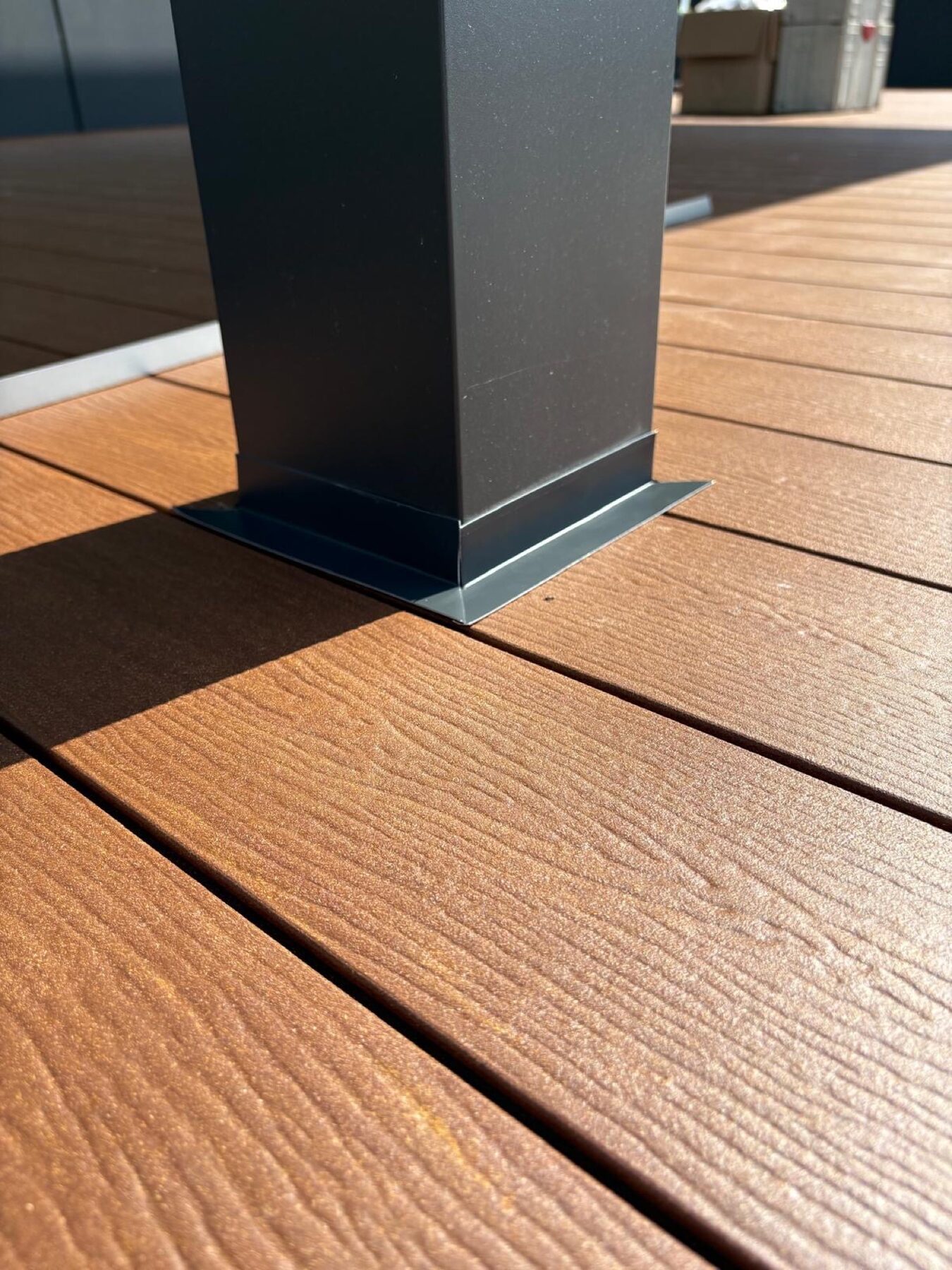 Sauberer Anschluss zwischen WPC-Terrasse und Aluminiumprofil