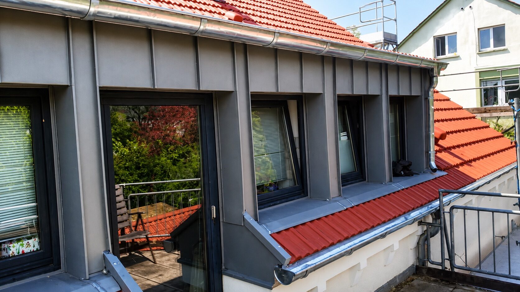 Dachgaube mit fachgerechter Zink-Verkleidung und dichten Anschlüssen
